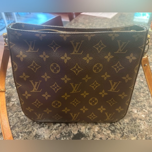 Louis Vuitton Looping MM - Picture 9 of 14